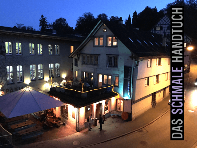 Die historische Fassade des Schmalen Handtuchs mit der Terrasse an der Turmhaldenstrasse