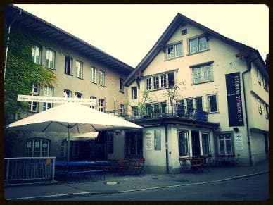 Die historische Fassade des Schmalen Handtuchs mit der Terrasse an der Turmhaldenstrasse